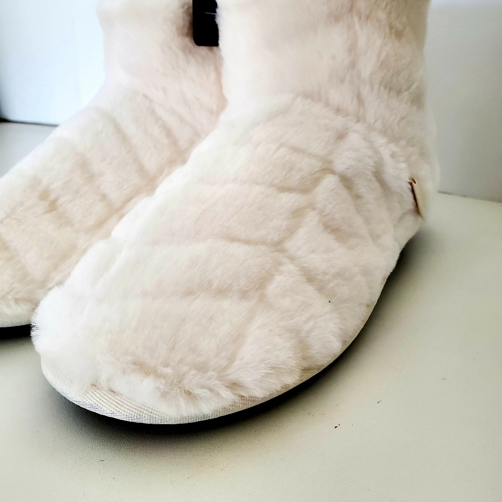 Muk Luks Womens Ivory White Chevron Super Soft Faux Fur Bootie Size 7 - Picture 3 of 7